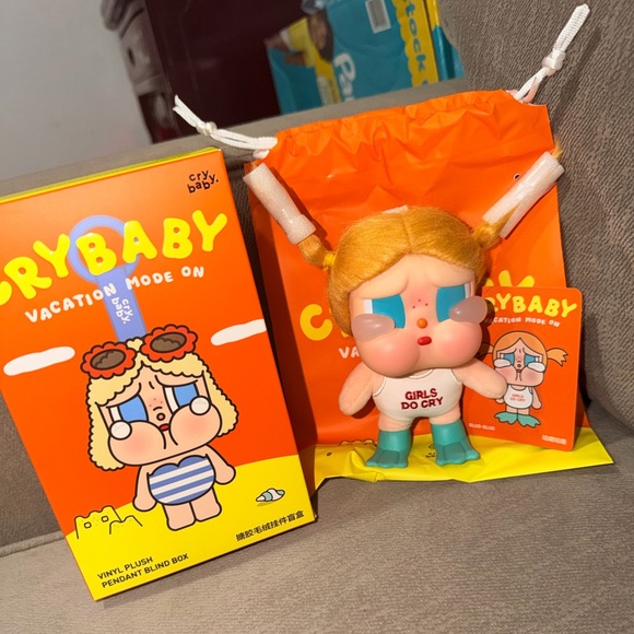 Pop Mart CRYBABY Vacation Mode On - Glug Glug - Picture 5 of 8